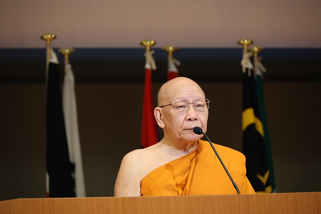 Hòa thượng - Tiến sĩ Somdet Phra Mahathirachan phát biểu