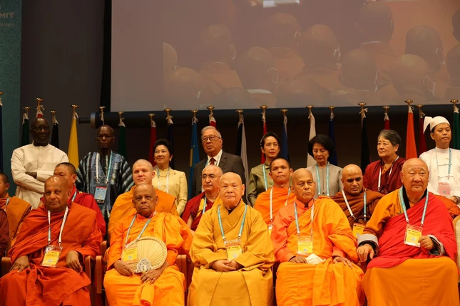 Các vị giáo phẩm lãnh đạo các tổ chức Phật giáo các nước tham dự