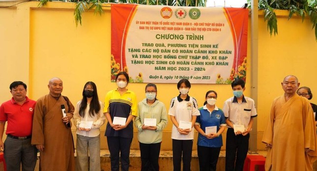 Trao học bổng đến các em học sinh có hoàn cảnh khó khăn