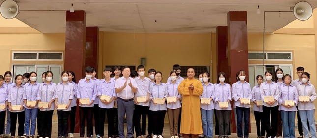 Đại đức Thích Minh Thanh trao học bổng “Quỹ học bổng Sen vàng” đến các em học sinh tại Trường THPT Nam Đàn 1