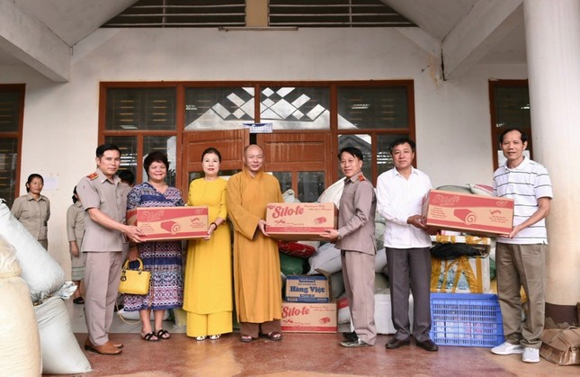 Đoàn trao quà đến lãnh đạo Trường Phổ thông dân tộc nội trú tỉnh Hủa Phăn