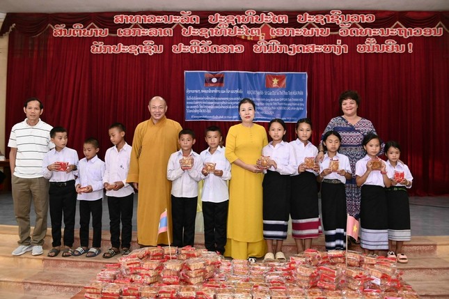 Tặng bánh trung thu sớm đến các em học sinh