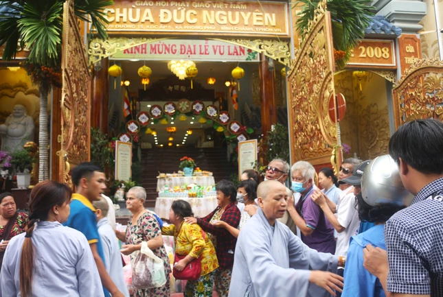 Trao quà đến người khiếm thị