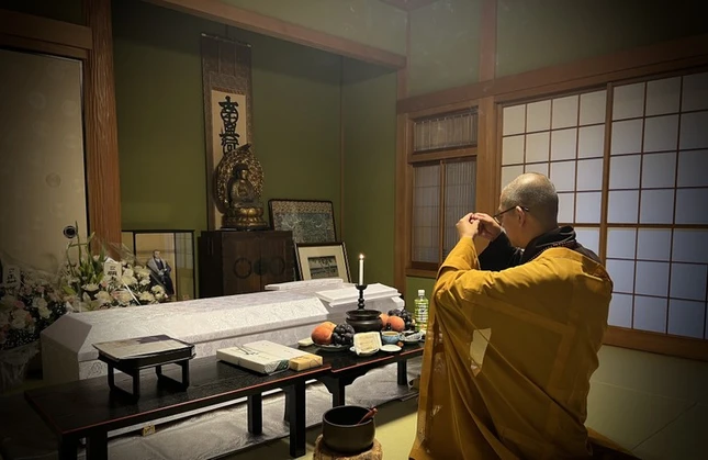 Tác giả - Thượng tọa Thích Lệ Đức đảnh lễ tưởng niệm Hòa thượng Yoshimizu Daichi tại chùa Tịnh An, Nhật Bản, ngày 11-9-2023