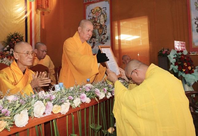 Hòa thượng Thích Trừng Thi trao quyết định bổ nhiệm trụ trì chùa Bửu Long đến Đại đức Thích Nhật Nghiêm Hòa thượng Thích Trừng Thi trao quyết định bổ nhiệm trụ trì chùa Bửu Long đến Đại đức Thích Nhật Nghiêm