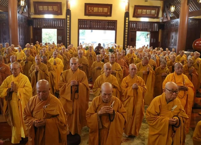 Chư tôn đức Ban Trị sự GHPGVN TP.HCM, Q.Tân Bình dâng hương tưởng niệm sáng 30-7-Quý Mão