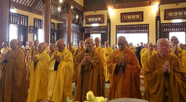 Chư tôn giáo phẩm nhất tâm cầu nguyện