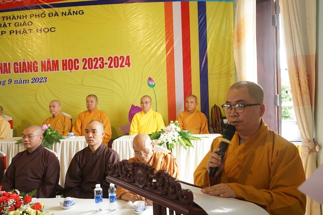 Thượng tọa Thích Huệ Chấn báo cáo kết quả học tập năm 2022-2023