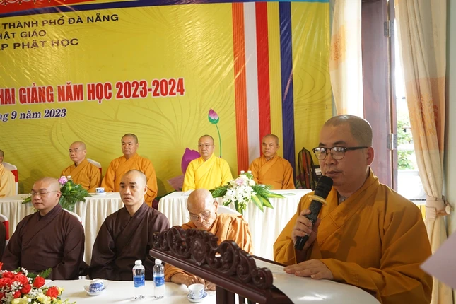 Thượng tọa Thích Huệ Chấn báo cáo kết quả học tập năm 2022-2023