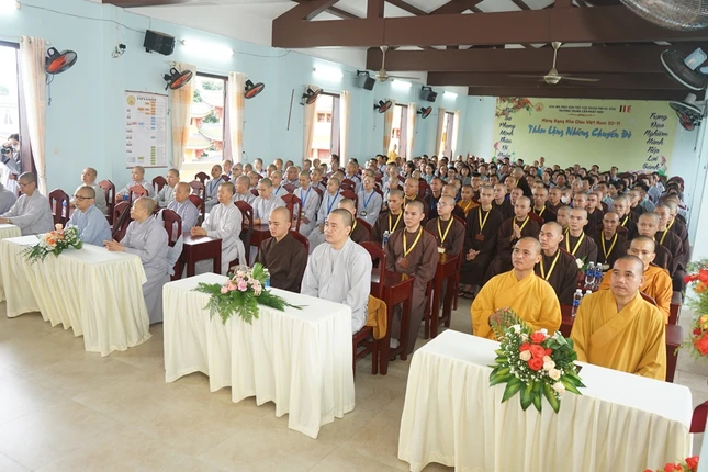 Chư tôn đức Tăng Ni, Tăng Ni sinh và cư sĩ học viên tham dự buổi lễ