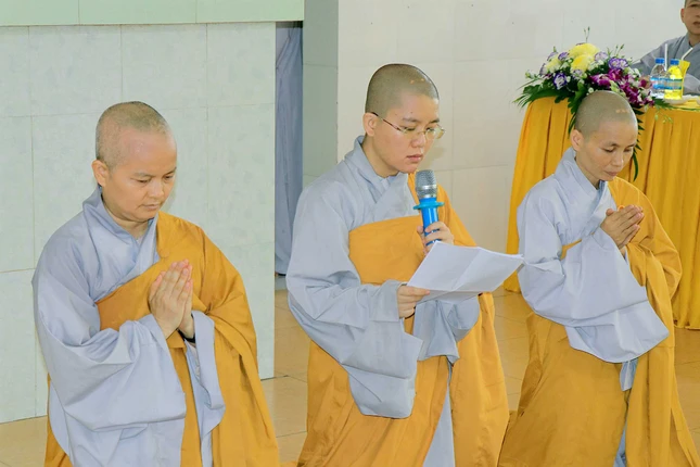 Sư cô Thích nữ Trung Đăng dâng lời phát nguyện Sư cô Thích nữ Trung Đăng dâng lời phát nguyện