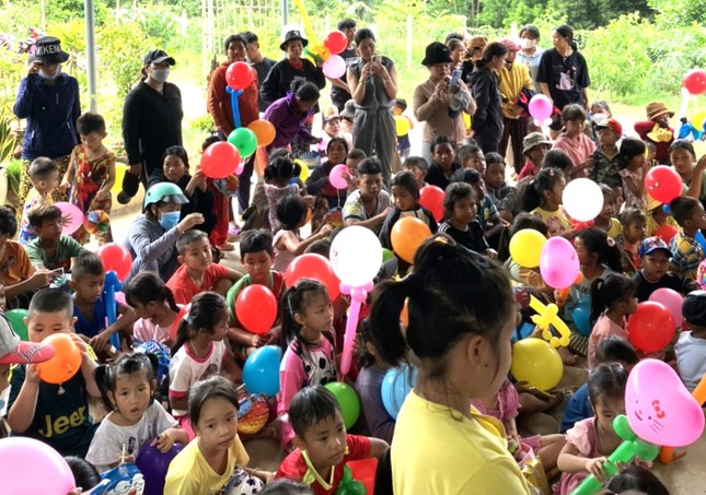 Các em nhỏ vui Tết Trung thu tại tịnh thất Bảo Minh Sơn