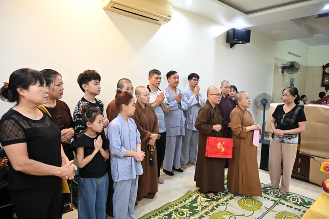 Tặng quà động viên tinh thần gia đình