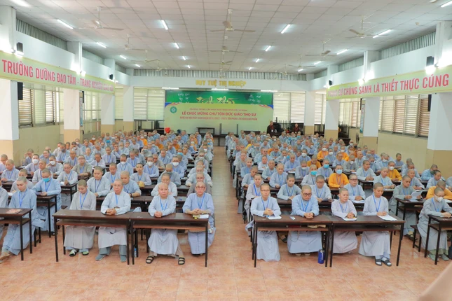 Ni sinh tham dự kỳ thi học kỳ