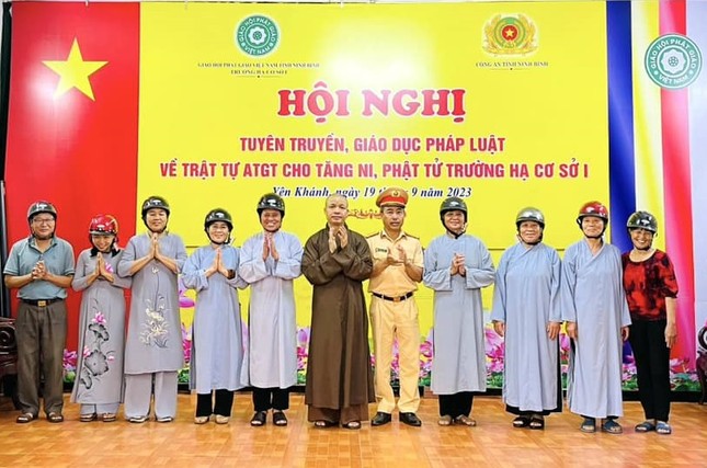 Thượng tọa Thích Minh Quang và lãnh đạo Công an tỉnh Ninh Bình trao mũ bảo hiểm đến Phật tử tiêu biểu