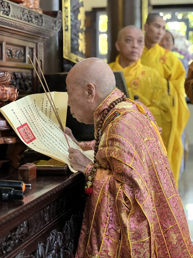 Trưởng lão Hòa thượng Thích Như Thọ niêm hương bạch Phật