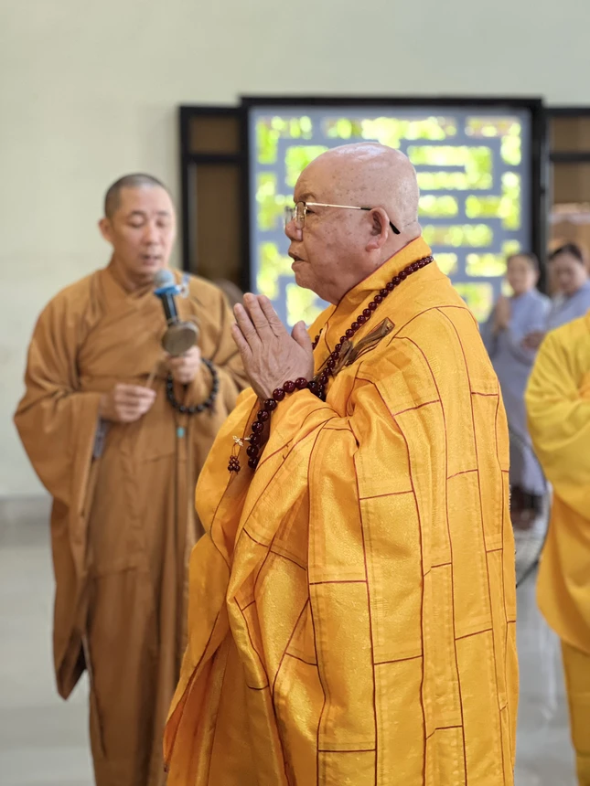 Hòa thượng Thích Minh Thành cử hành lễ cúng ngọ, cung tiến Giác linh
