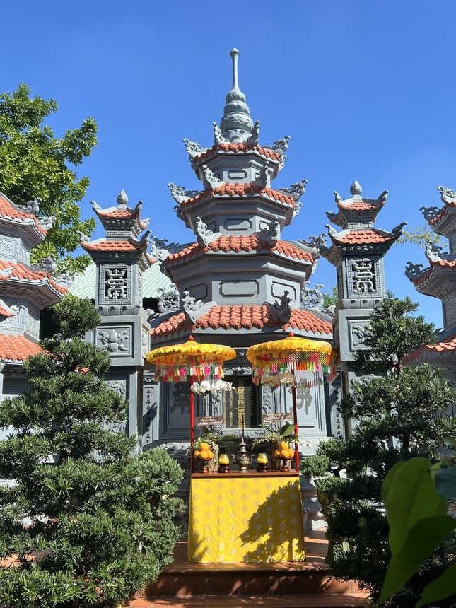 Bảo tháp - nơi an trí nhục thân cố Hòa thượng trong khuôn viên chùa Phổ Quang