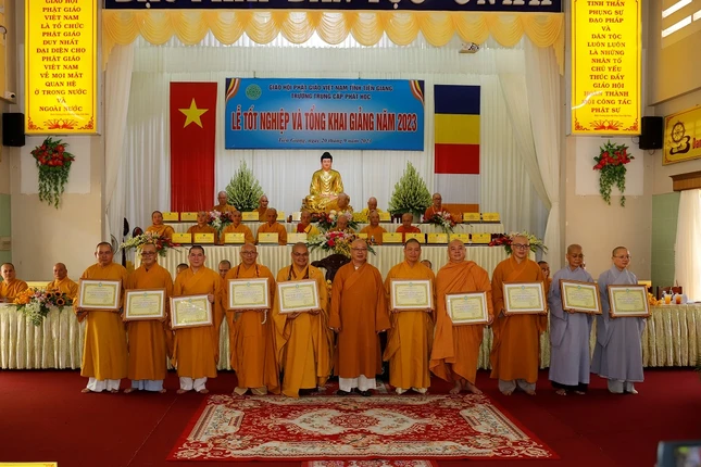 Trao Bằng công đức đến tập thể, cá nhân