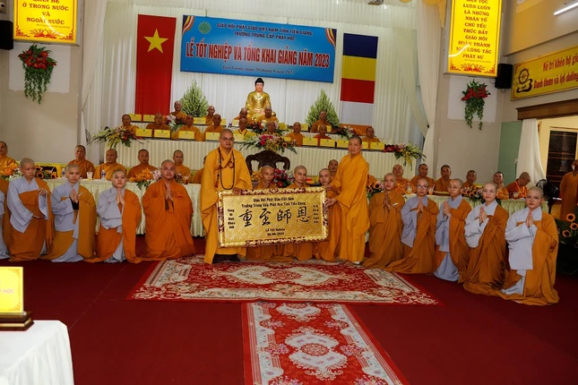 Tăng Ni sinh khóa VIII dâng khánh vàng tri ân Ban Giám hiệu