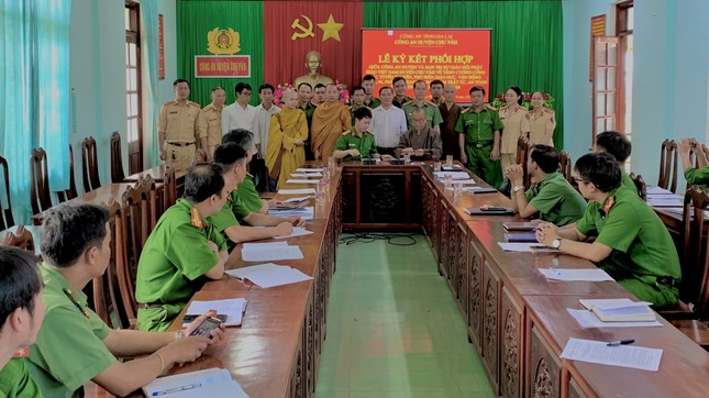 Hòa thượng Thích Giác Tâm và đại diện Công an H.Păh ký kết thực hiện kế hoạch bảo đảm trật tự an toàn giao thông Hòa thượng Thích Giác Tâm và đại diện Công an H.Păh ký kết thực hiện kế hoạch bảo đảm trật tự an toàn giao thông