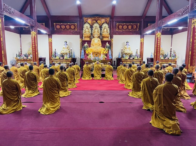 Chư tôn đức đảnh lễ Tam bảo