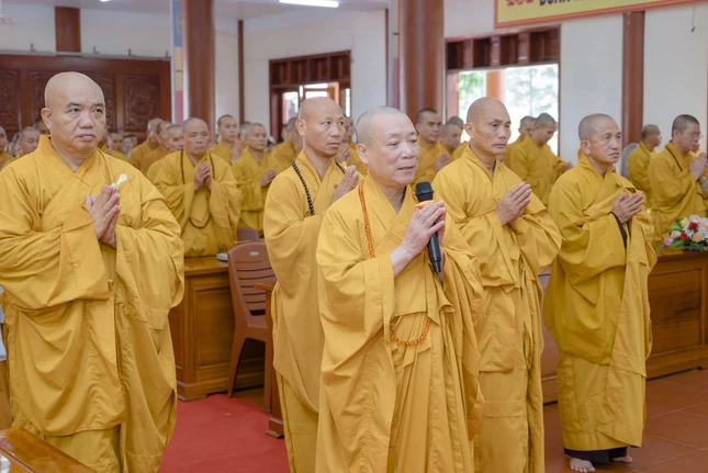 Hòa thượng Thích Bảo Nghiêm báo cáo công tác tổ chức khóa hậu An cư kiết hạ Phật lịch 2567