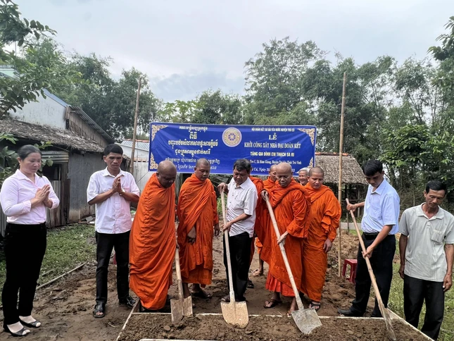 Khởi công xây dựng nhà Đại đoàn kết cho gia đình ông Thạch Sa Ri