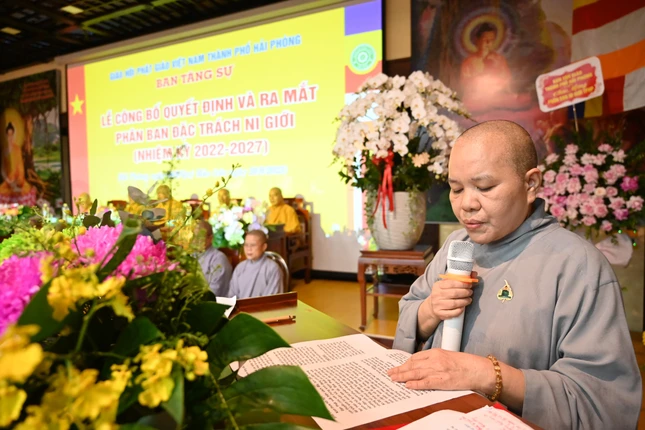 Ni sư Thích Tâm Chính đọc báo cáo và trình phương hướng hoạt động