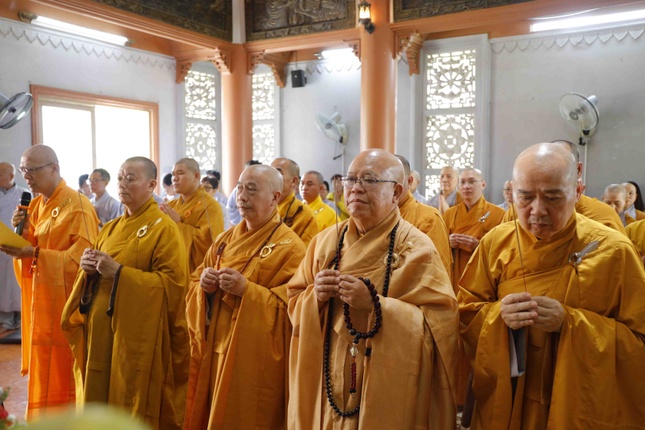 Ban Trị sự GHPGVN Q.Bình Thạnh thắp hương cầu nguyện