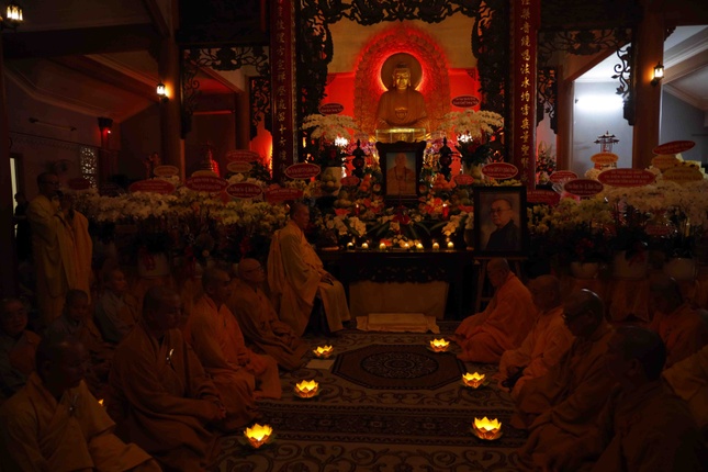 Môn đồ pháp quyến thắp nến tri ân