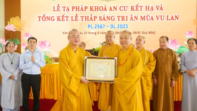 Tặng Bằng tuyên dương công đức