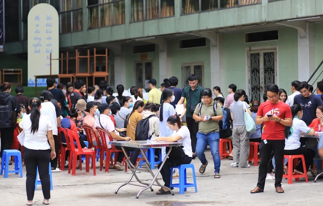 Đông đảo các bạn trẻ tham gia ngày hội hiến máu tình nguyện