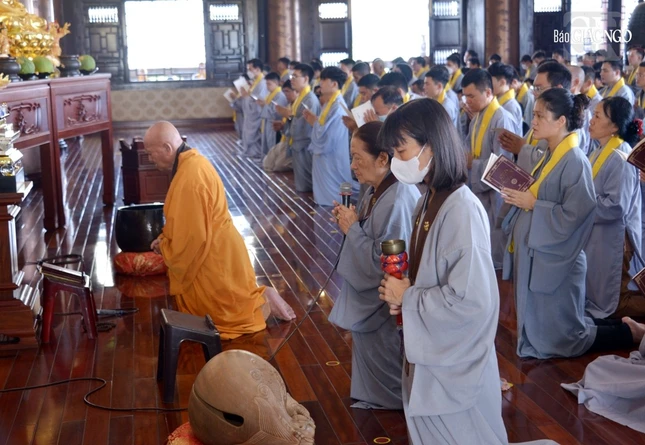 Phật tử cùng tham dự khóa trì tụng kinh hàng tuần tại chánh điện