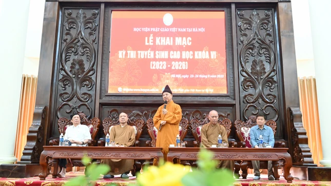 Hòa thượng Thích Thanh Quyết sách tấn các thí sinh trước khi bước vào kỳ thi tuyển sinh