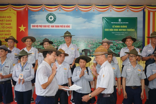 Trao quyết định thành lập Ban Điều hành các bậc học huynh trưởng