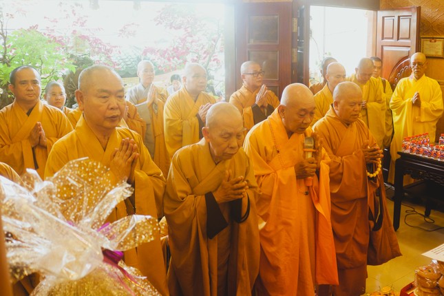 Chư tôn giáo phẩm niêm hương tưởng niệm