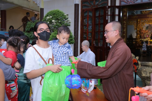 Đại đức Thích Nhật Đạo trao quà trung thu đến em nhỏ Đại đức Thích Nhật Đạo trao quà trung thu đến em nhỏ