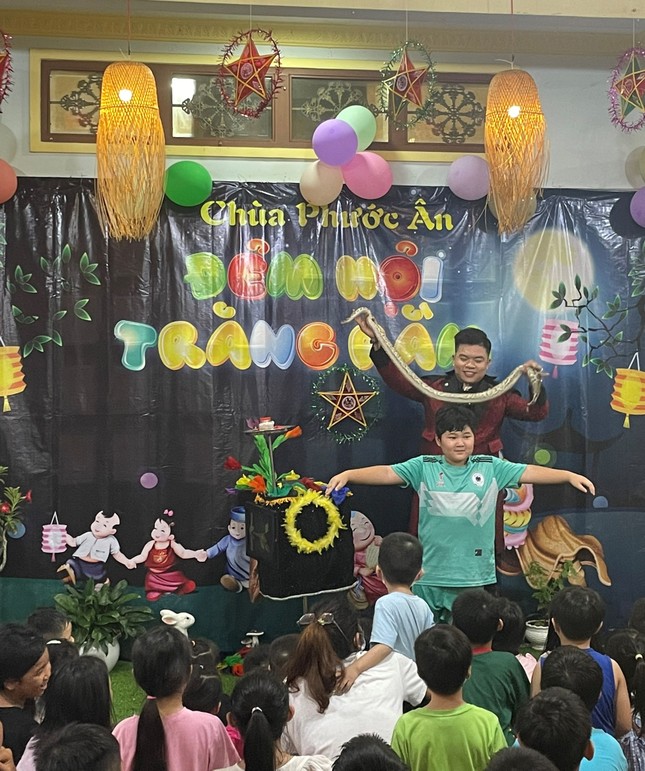 Em hào hứng tham gia 1 tiết mục ảo thuật Em hào hứng tham gia 1 tiết mục ảo thuật