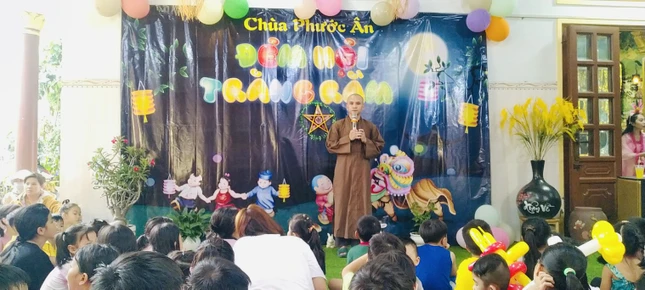 Sư chú Nhuận Minh đọc thư chúc mừng Tết Trung thu của chùa Phước Ân gửi đến các em thiếu nhi