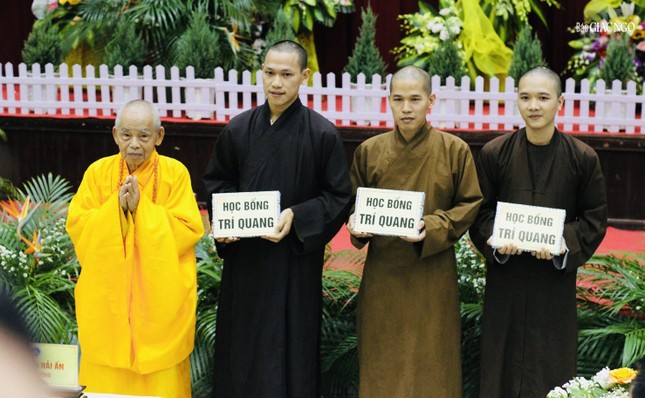 Trưởng lão Hòa thượng Thích Đức Thanh trao học bổng Trí Quang đến Tăng Ni sinh có kết quả cao trong kỳ thi tuyển sinh