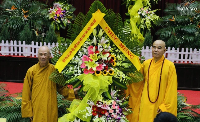 Ban Trị sự GHPGVN tỉnh Thừa Thiên Huế tặng hoa chúc mừng Ban Trị sự GHPGVN tỉnh Thừa Thiên Huế tặng hoa chúc mừng