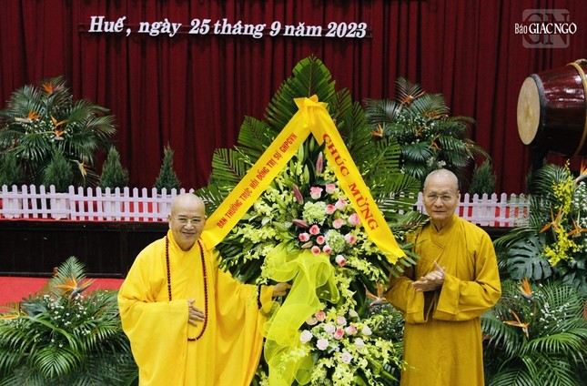 Hòa thượng Thích Hải Ấn đón nhận lẵng hoa chúc mừng của Ban Thường trực Hội đồng Trị sự