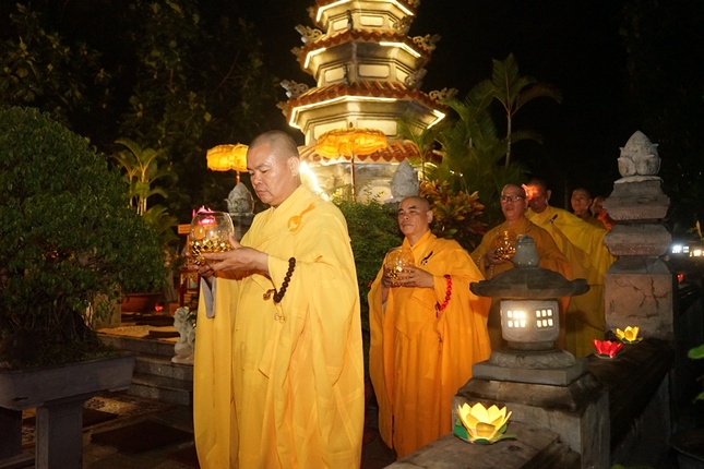 Thắp hoa đăng, hữu nhiễu bảo tháp Thắp hoa đăng, hữu nhiễu bảo tháp