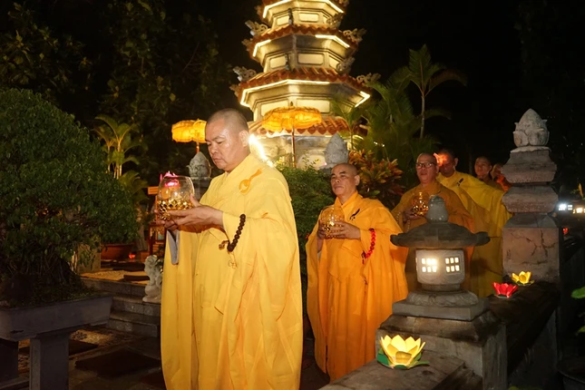 Thắp hoa đăng, hữu nhiễu bảo tháp