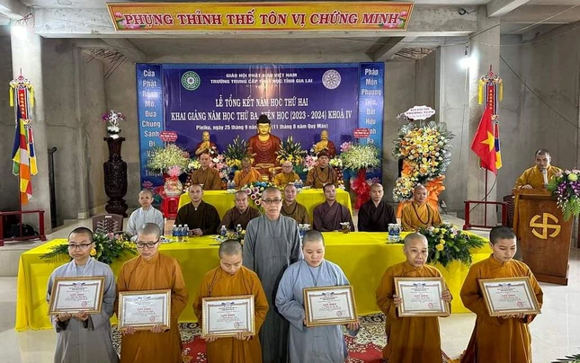 Ni sinh có thành tích học tập tốt được nhận Giấy khen