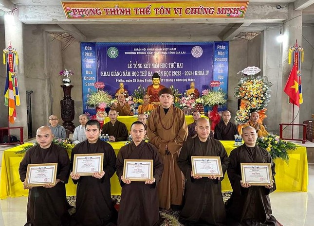 Trao Giấy khen đến Tăng sinh có thành tích xuất sắc