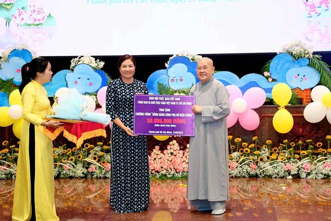 Trao tặng 50 triệu đồng đến chương trình Đồng hành cùng phụ nữ biên cương