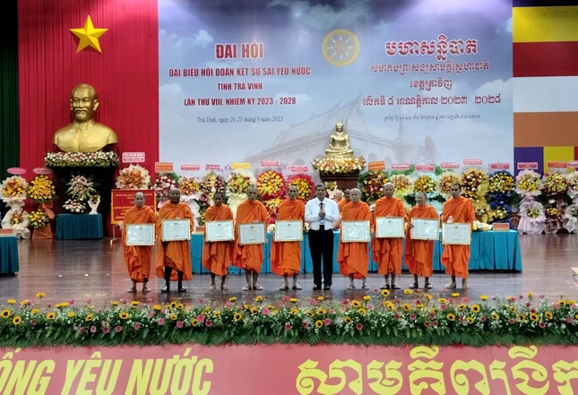 Trao tặng Bằng khen của Chủ tịch UBND tỉnh Trà Vinh đến các tập thể