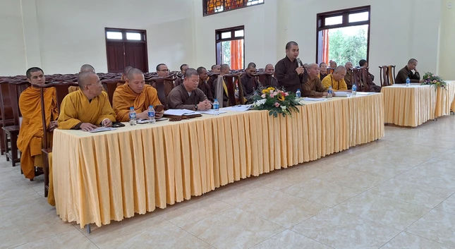 Chư Tăng tham dự hội nghị phát biểu đóng góp ý kiến